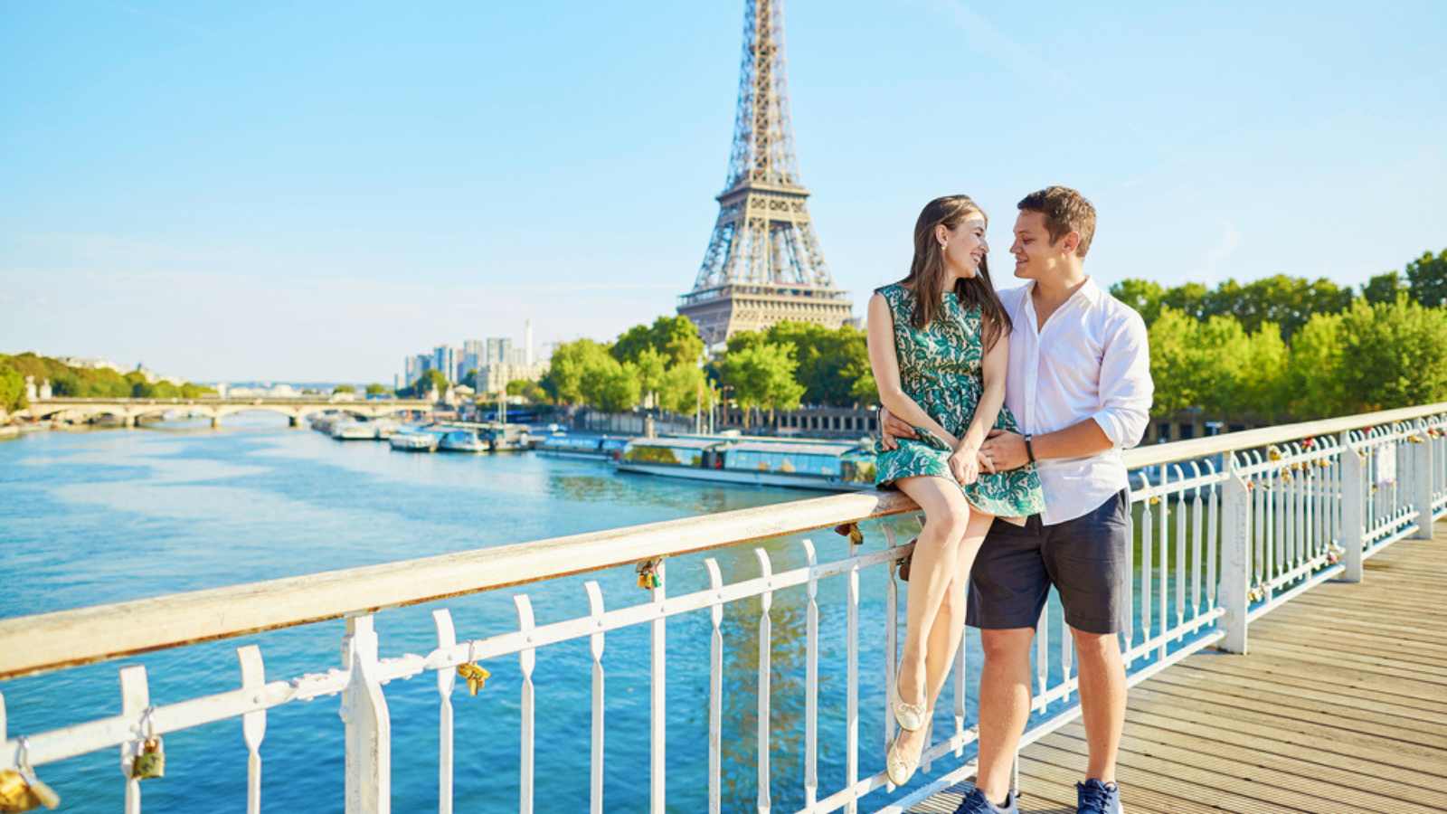 Couples dating in Paris