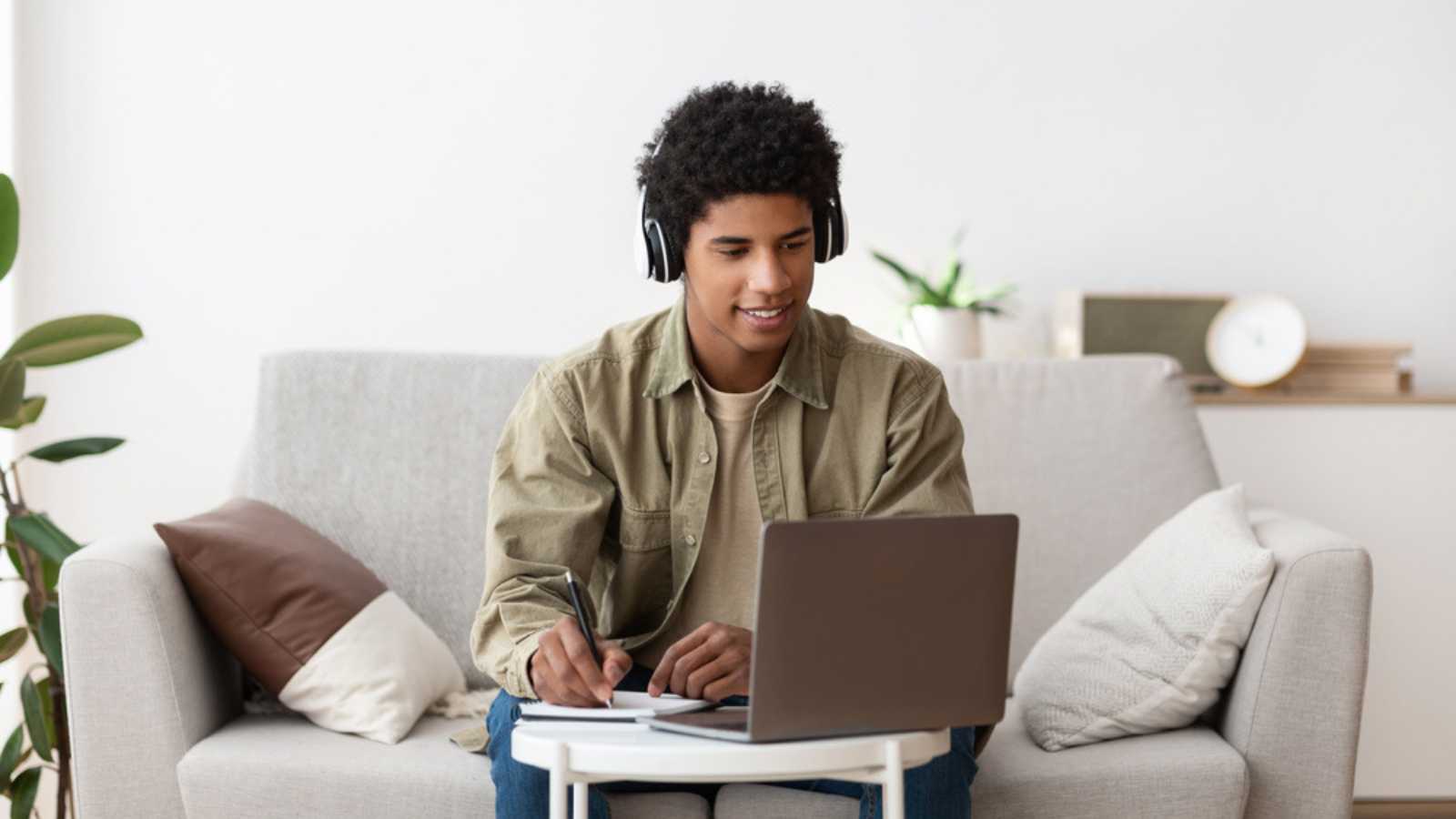 Teen working as online Tutor