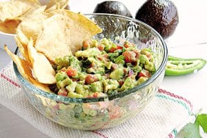 how to make homemade spicy chunky guacamole