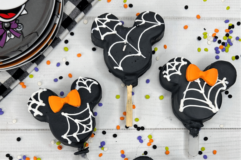 make Mickey Mouse and Minnie Mouse Halloween suckers or pops