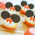 add a bow to Minnie Mouse Cupcakes
