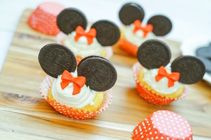 add a bow to Minnie Mouse Cupcakes