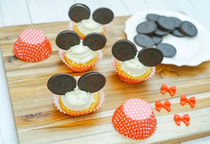use Oreo Cookies to make Minnie Mouse Cupcake ears