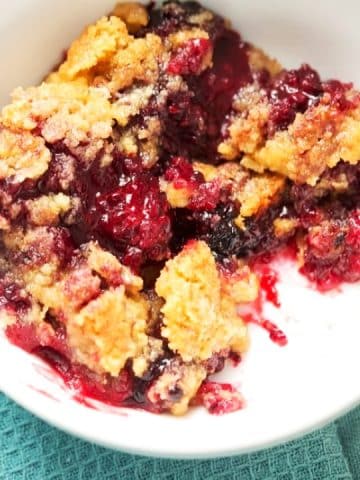 yummy berry dump cake